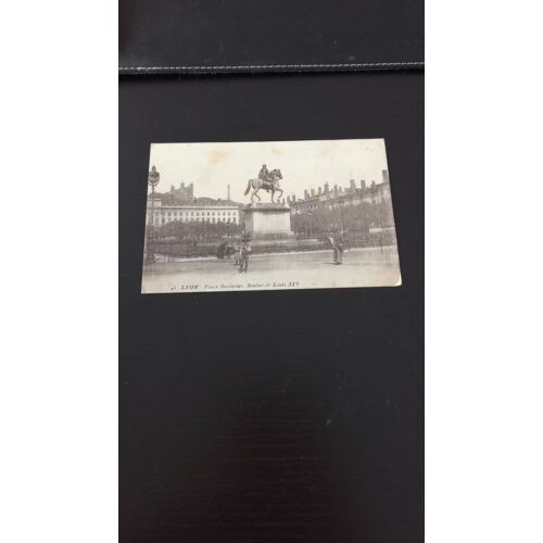 Carte Postale Lyon-45-Place Bellecour Statue Louis Xiv En L'état Sur Les Photos