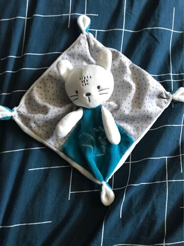 Doudou plat Chat bleu blanc gris fantaisie MOTS D'ENFANTS