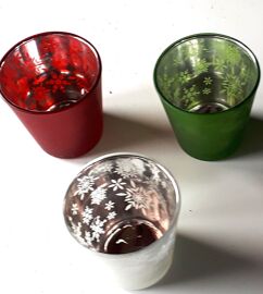 Ensemble de 3 verres porte bougies PartyLite - en verre décor flocons de neige - 1 fond argenté + 1 fond vert + 1 fond rouge - hauteur 6.5cm - vendus vides