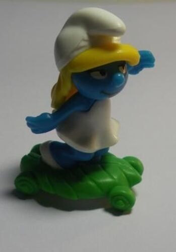 Figurine "Kinder" (2001) - Les Schtroumpfs Sportifs, N° 5 - Schtroumpfette Sur Skate-Board (K02n61 / K02-61)