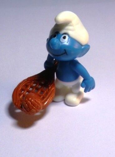 Figurine "Kinder" (2001) - Les Schtroumpfs Sportifs, N° 7 - Schtroumpf Jouant Au Tennis (K02n63 / K02-63)