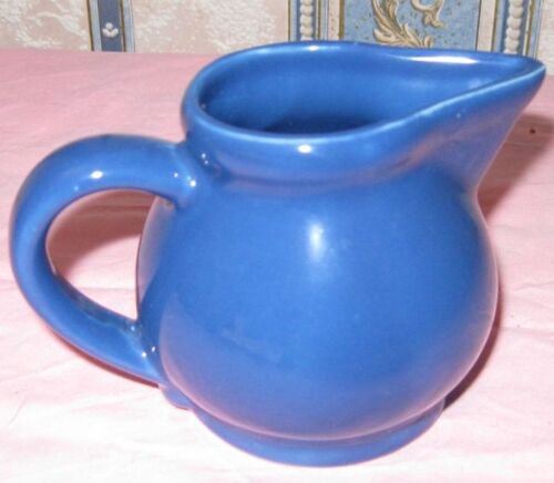 Joli Petit Pot De Service Bleu Avec Anse Et Bec Verseur-Hauteur 8.5cm-Contenance 200ml-Peut Être Utilisé Pour Servir Le Lait Avec Le Thé Ou Café Ou Divers Usages-N'a Servi Jusqu'ici Qu'en Décoration