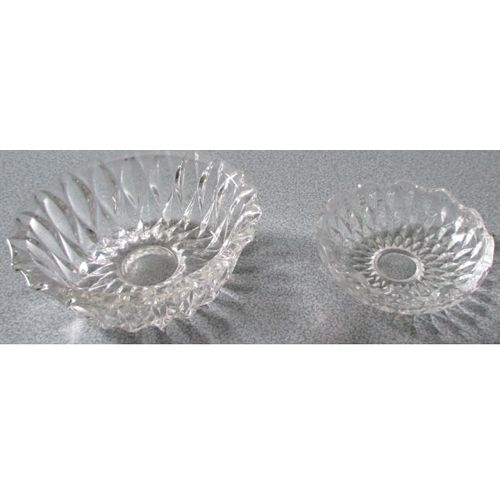 Deux Très Jolies Coupelles En Verre Transparent Et Ouvragé - Diamètres 11.5cm Et 9cm - Décoratives Et Utiles - La Plus Petite Est Marquée Avon