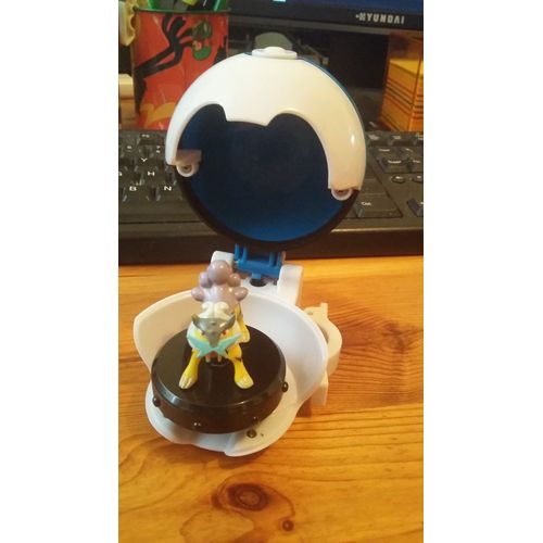 Pokemon Pokeball Twister Figurine