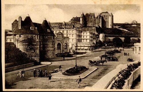 Carte Postale De Dieppe (Seine Maritime) Les Tourelles, Le Théâtre Et Le Château (Réf.319)
