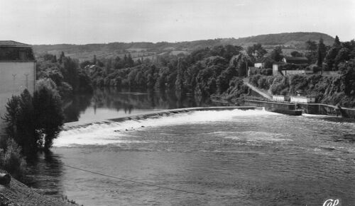 Carte Postale Milieu Xx Eme Siecle - Noir Et Blanc - Dentelee -N° 71 Villeneuve Sur Lot - Lot Et Garonne - Le Barrage Sur Le Lot - Edition Cie Des Arts Photomecaniques -- Photo Veritable