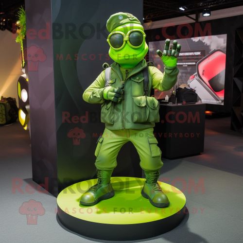 Personnage De Costume De Mascotte Redbrokoly De Soldat Vert Citron Vêtu D'une Veste En Cuir Et De Bracelets De Cheville