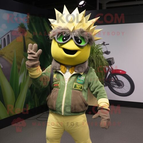 Personnage De Costume De Mascotte Redbrokoly D'ananas Olive Habillé D'une Veste De Moto Et De Bretelles