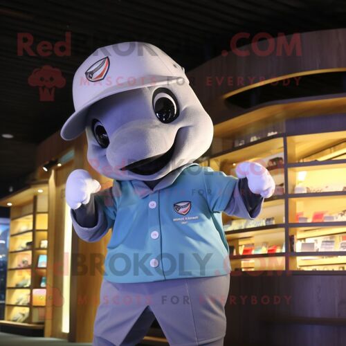 Mascotte Redbrokoly De Personnage De Dauphin Gris Habillé D'un Short Et D'une Casquette