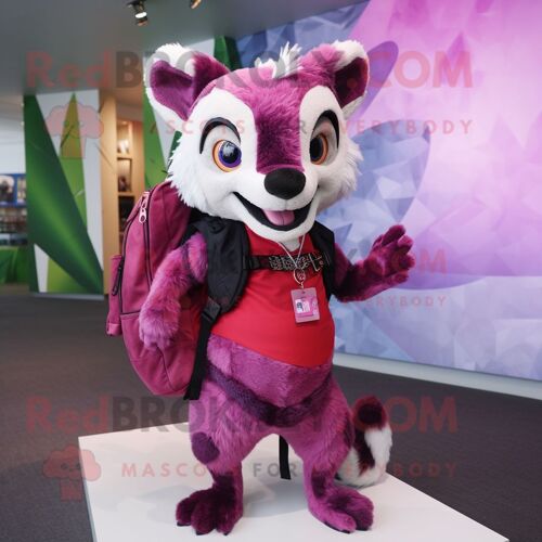 Personnage De Costume De Mascotte Redbrokoly De Civette Magenta Habillé D'un Chemisier Et De Sacs À Dos
