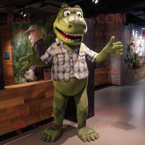 Mascotte Redbrokoly De Personnage De Crocodile Olive Vêtu D'un Jean Boyfriend Et D'épingles À Cravate