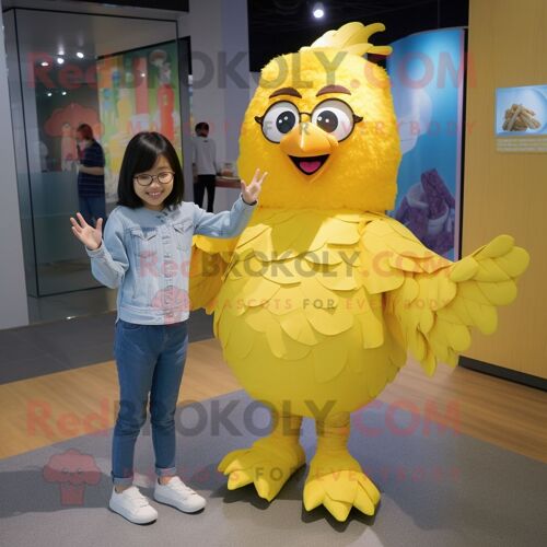 Mascotte Redbrokoly De Personnage De Poulet Frit Jaune Habillé D'un Jean Boyfriend Et De Repose-Pieds