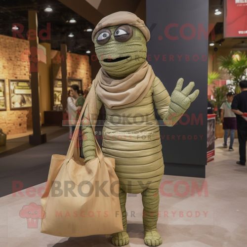 Personnage De Costume De Mascotte Redbrokoly Olive Mummy Habillé Avec Un Jean Skinny Et Des Sacs Fourre-Tout