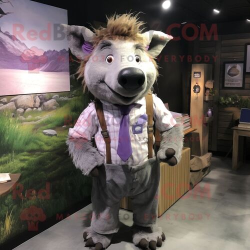 Personnage De Costume De Mascotte Redbrokoly De Sanglier Lavande Habillé D'une Chemise Boutonnée Et De Bretelles