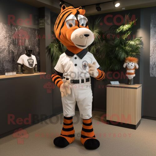 Personnage De Costume De Mascotte Redbrokoly De Zèbre De Rouille Habillé Avec Un T-Shirt De Baseball Et Des Ceintures