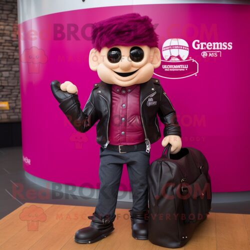 Personnage De Costume De Mascotte Redbrokoly Magenta Guinness Habillé D'une Veste En Cuir Et De Sacs Fourre-Tout