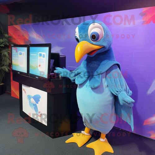 Personnage De Costume De Mascotte Redbrokoly Toucan Bleu Ciel Habillé D'une Jupe Trapèze Et De Portefeuilles