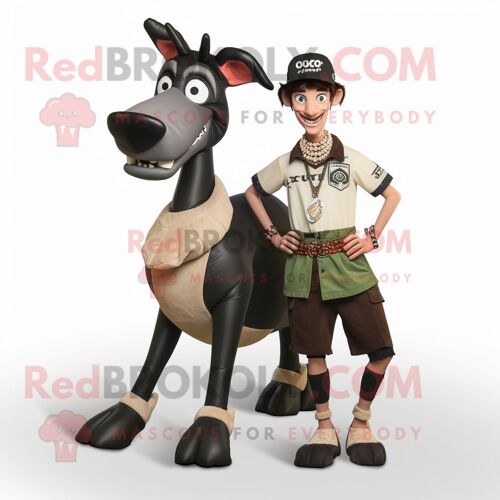 Personnage De Costume De Mascotte Redbrokoly D'okapi Noir Habillé D'un Short Cargo Et De Cummerbunds