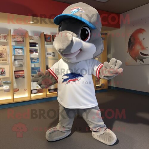 Mascotte Redbrokoly De Personnage De Dauphin Gris Habillé D'un Short Et D'une Casquette
