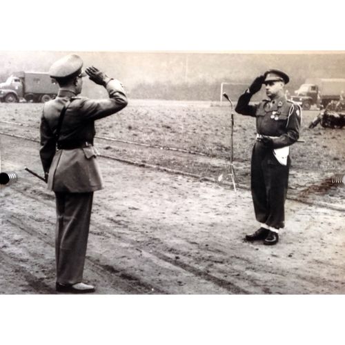 Lot De 8 Photographies Cartonnées De La Police Militaire Belge : Bâtiment, Décorations, Cérémonie
