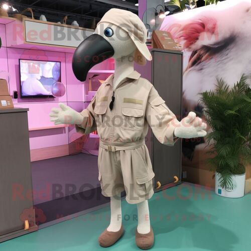 Mascotte Redbrokoly De Personnage De Flamant Rose Beige Habillé D'un Pantalon Cargo Et De Boucles D'oreilles