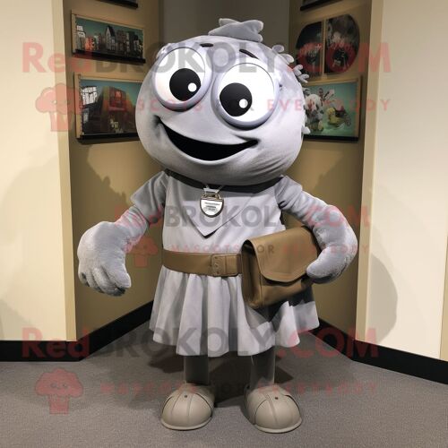 Personnage De Costume De Mascotte Redbrokoly Bracelet Gris Habillé D'une Jupe Portefeuille Et De Sacs Messenger