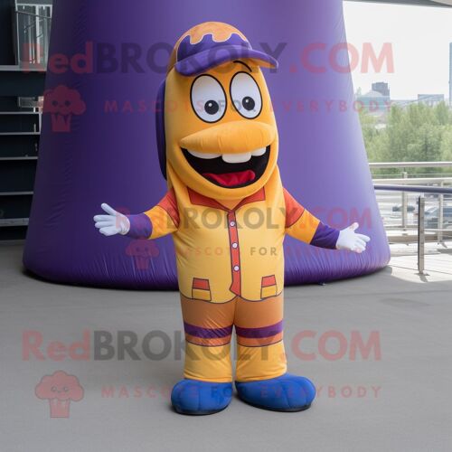 Mascotte Redbrokoly De Personnage De Hot-Dog Violet Habillé D'un Jean Flare Et De Repose-Pieds