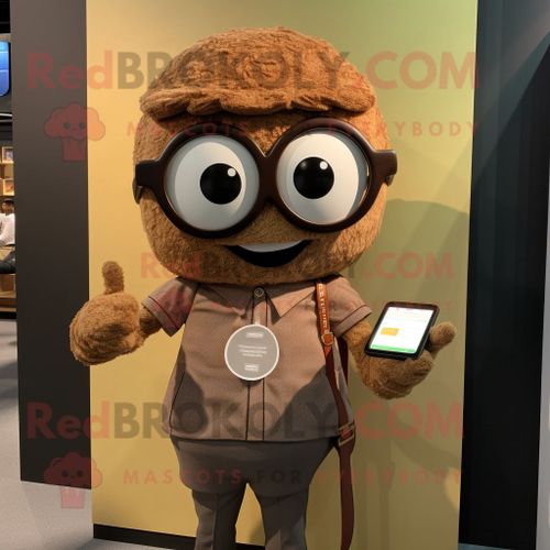Personnage De Costume De Mascotte Redbrokoly De Ramen Marron Habillé D'une Chemise Oxford Et De Smartwatches