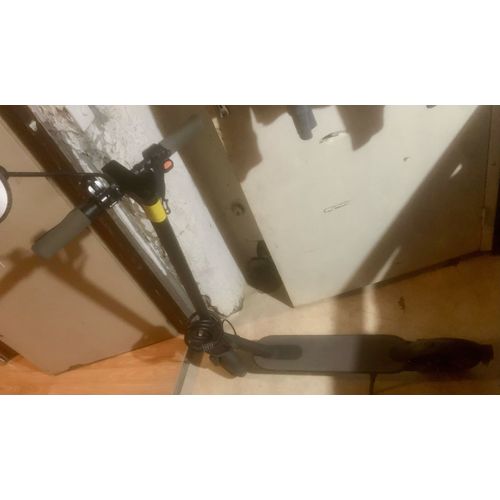 Vends Trotinnette Electrique Xiaomi Mi Electric Scooter Essential
