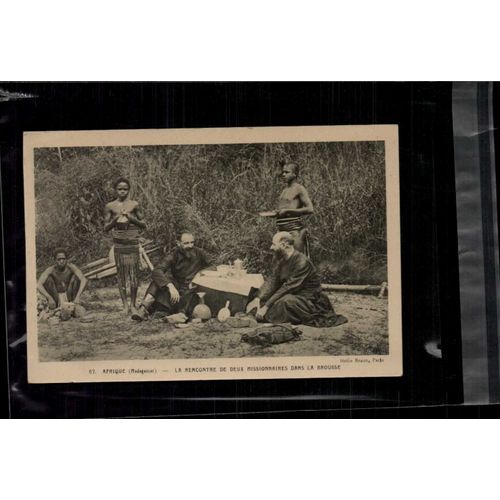 Carte Postale Afrique Madagascar La Rencontre De Deux Missionnaires Dans La Brousse En L'état Sur Les Photos