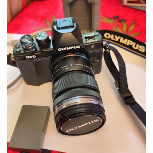 Olympus OM-D E-10 Mark IV 20.3 mpix noir + Objectif NOIR ED 12-50mn f/3.5-6.3