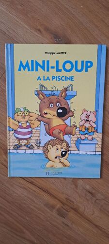 Mini-Loup À La Piscine