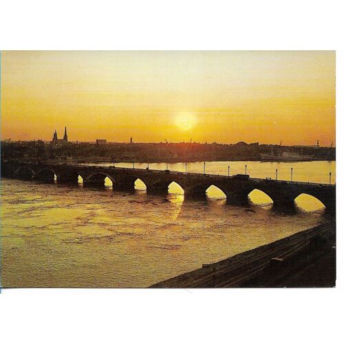 Bordeaux, Coucher De Soleil Sur Le Pont De Pierre