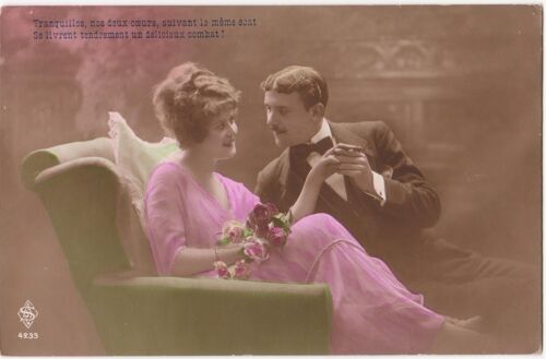 Cpa - 4233 - Couple - Tranquilles, Nos Deux Coeurs Suivant Le Même Ébat, Se Livrent Tendrement Un Délicieux Combat ! (Circulée À Mézières Le 5 Décembre 1921)