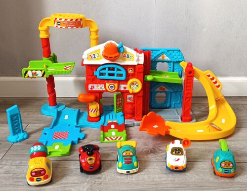 MON PREMIER GARAGE INTERACTIF VTECH + 5 TUT TUT BOLIDES