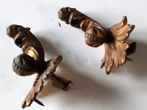 Deux très anciens accroches rideaux en laiton très noirci - à nettoyer et décaper pour restauration