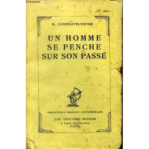 Un Homme Se Penche Sur Son Passé