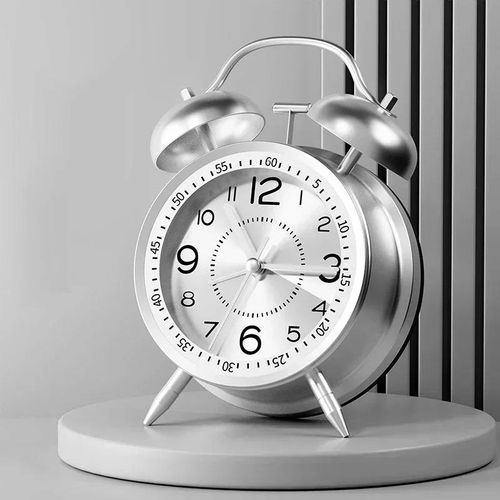 Réveil Fort À Double Cloche De 4.5 Pouces,Cadre Métallique,Cadran 3D Avec Rétro-Éclairage,Fonctionne Sur Batterie,Réveil De Table De Bureau Pour La Maison Et Le Bureau.Silver