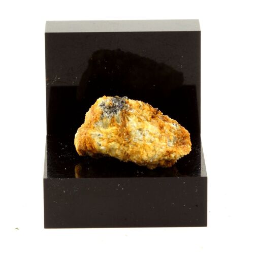 Carpholite. 24.9 Ct. Montauban, Québec, Canada.