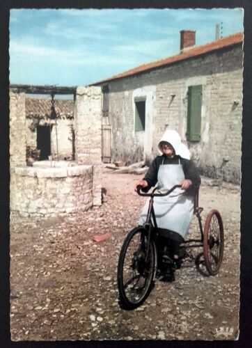 Carte Postale Ancienne : Ile D'oléron N°100, Un Vieux Puits, Une Paysanne En Tricycle