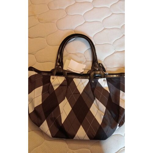 Superbe sac Arthur & Aston de très belle qualité. Polyester et imitation cuir verni noir British design