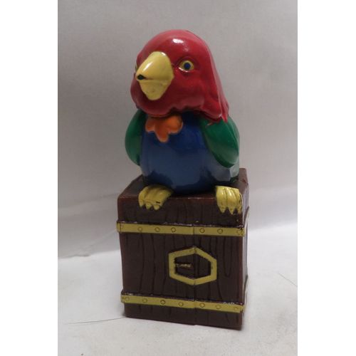 Figurine Perroquet Sur Une Caisse En Bois - 7cm