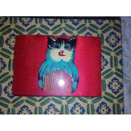 Petit Chat Bleu Chinois, En Bois, (4,5x3,5cm), Au Corps Peigne À Denture Fine, Dans Son Coffret