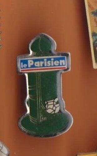 Pin's Kiosque A Journaux Presse Media Le Parisien Ref 5293