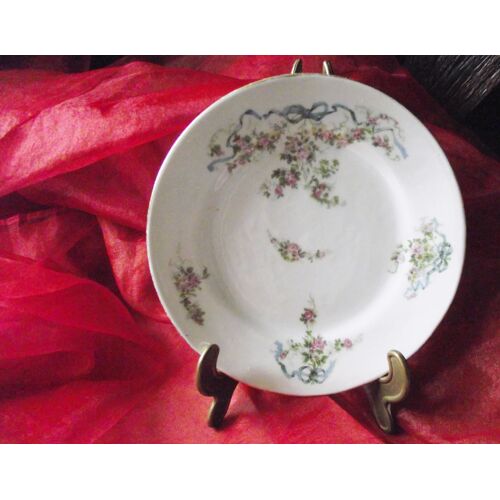 Assiette Ancienne En Porcelaine Décor Fleuri Roses Et Noeud Bleu Liseret Or Diamètre 20cm.