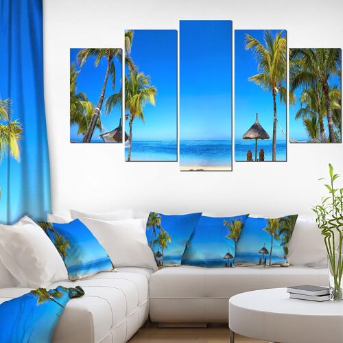 Plage de l'île Maurice avec chaises - Impression sur toile photo en forme de diamant bleu 100 x 55 cm. (sans cadre)