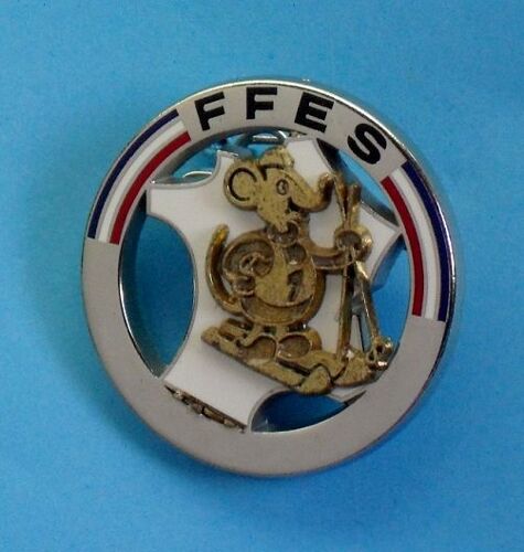 13422 // 1 Broche : F.F.E.S / Fédération Française Enseignants Du Ski / La Souris / Blanche . (Fournier)