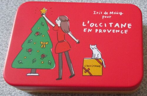 Jolie Boite Métallique L' Occitane En Provence - Couvercle Rouge Décoré Sapin De Noël, Fillette Et Chat - Fond De La Boite Jaune Avec Quelques Inscriptions - 9.5x6.5x2.3cm - Vendue Vide