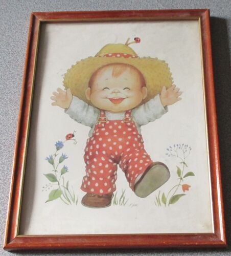 Cadre enfantin avec image d'un bébé épanoui en tenue de jardin salopette à pois et chapeau de soleil - entourage bois clair et verre de protection - dimensions extérieures 20x26cm