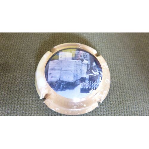 Capsule De Champagne = Bouteilles Mises En Caisses